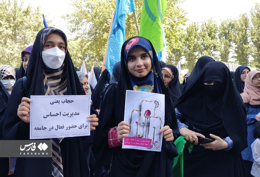 ببینید | اجتماع بزرگ بانوان تهران در استادیوم آزادی | دست نوشته های دختران تهرانی | چادر مشکی من...