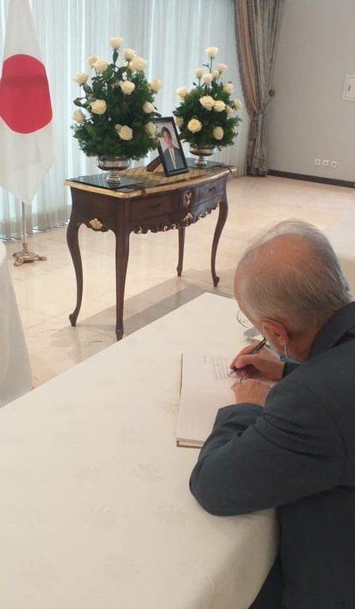 تصاویر ادای احترام صالحی و عراقچی به آبه شینزو | کدام سیاستمداران تاکنون به سفارت ژاپن رفتهاند؟