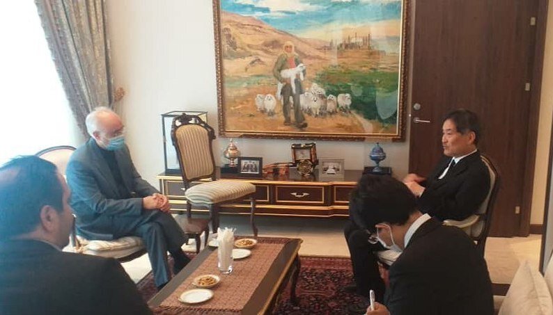 تصاویر ادای احترام صالحی و عراقچی به آبه شینزو | کدام سیاستمداران تاکنون به سفارت ژاپن رفته‌اند؟