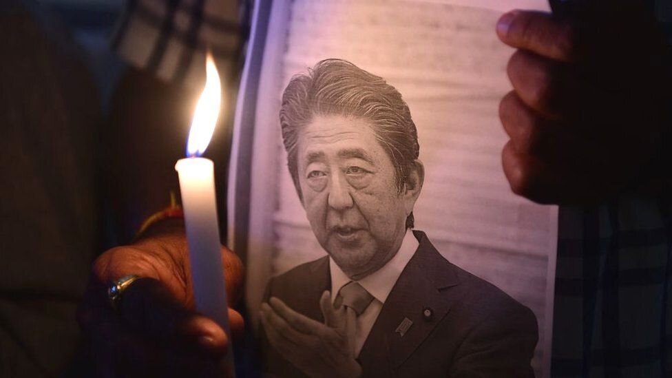 تصاویر وداع تلخ مردم ژاپن با شینزو آبه | خودرویی که جنازه را از میان مردم عبور می‌داد