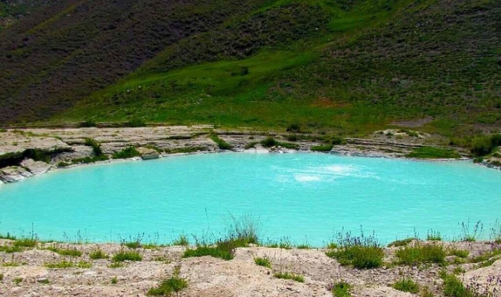 دریاچههای دیدنی و جذاب اطراف پایتخت را بشناسید | عبور هیجان انگیز از تنگههای پر و پیچ خم | شیرچه در چشمه های معدنی