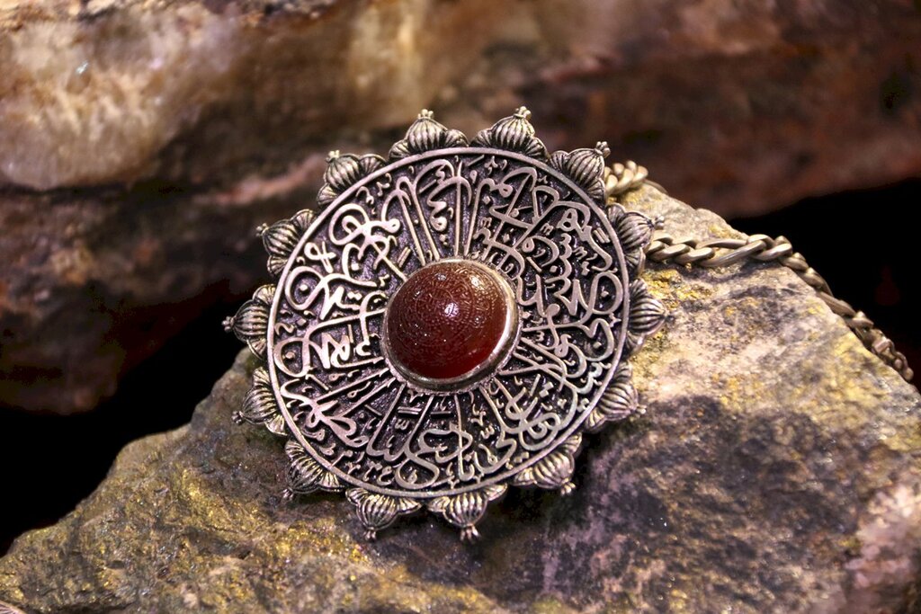 نفیسترین انگشترهای جهان را اینجا ببینید | خاتمهایی با نگینهای منحصر به فرد