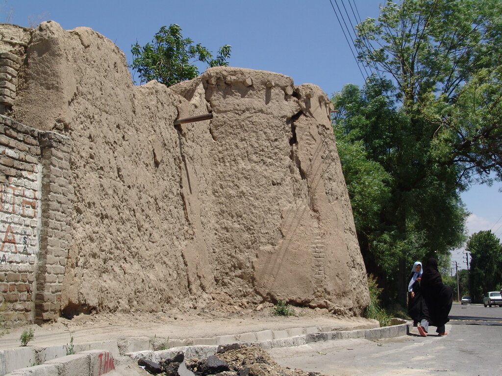 فروش روستایی خوشآبوهوا در پشت دروازه تهران | داماد شاه به جای هزار تومان، ۱۰ تومان داد! | ماجرای تولید اولین شیر پاکتی سهگوش در ایران