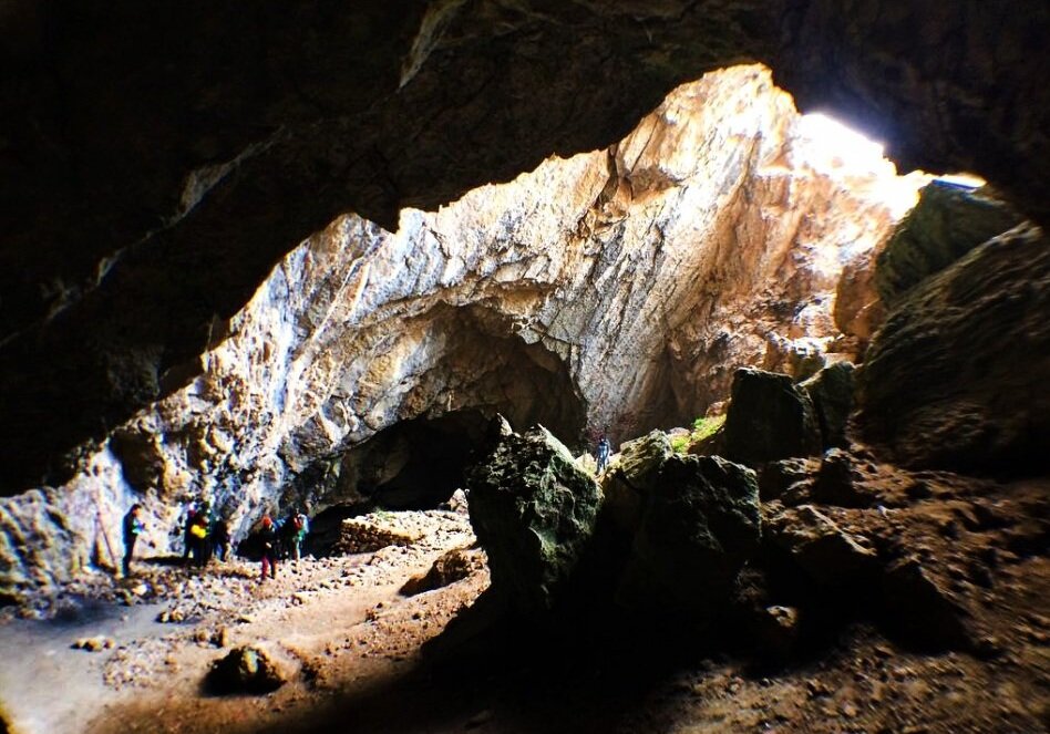 جلوه‌های طبیعت را در روستای هرانده ببینید | غار بورنیک محل زندگی انسان‌های اولیه بوده؟