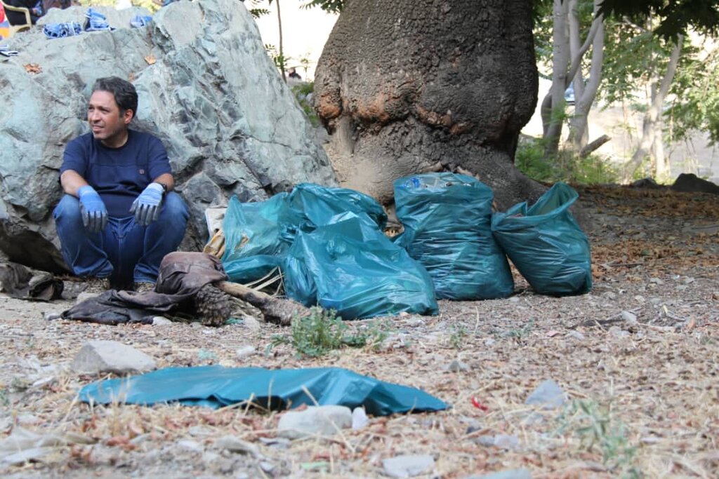 ببینید | پدر گردشگری ایران در دره مخوف | جمع‌آوری یک تن زباله از دره معتادان