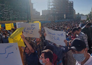 تصاویر تجمع دانشجویان مشهدی؛ متن پلاکاردها و شعارهایی که داده شد | پرچم‌هایی که به آتش کشیده شد