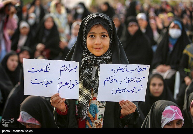 آیا پوشیدن مانتو و آرایش زنان اشکال شرعی دارد؟ | استفتاء از مراجع تقلید درباره عفاف و حجاب