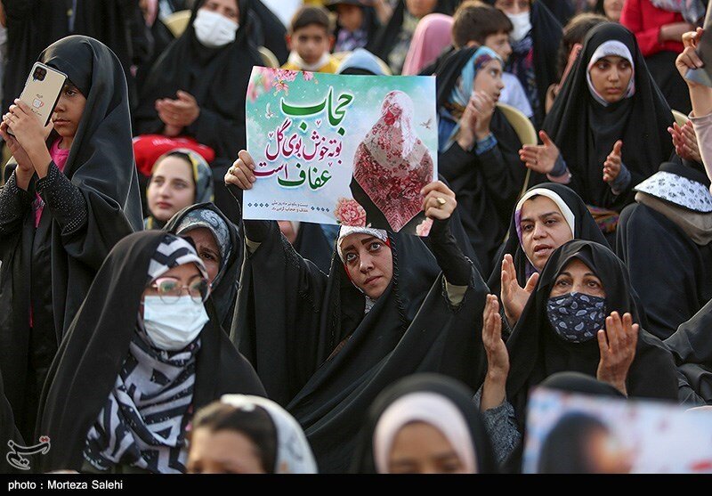 آیا پوشیدن مانتو و آرایش زنان اشکال شرعی دارد؟ | استفتاء از مراجع تقلید درباره عفاف و حجاب