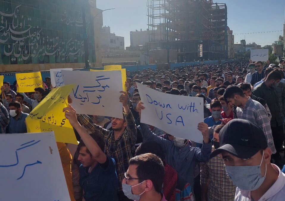 تجم دانشجویان مشهدی در اعتراض به سفر بایدن