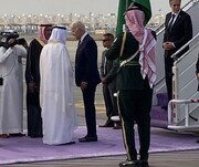 ببینید | چه کسی از بایدن در فرودگاه جده استقبال کرد؟ | تصاویری از حضور رییس جمهور آمریکا در کاخ «السلام»