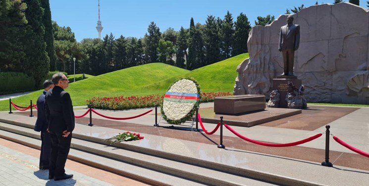 تصاویر ادای احترام شمخانی به حیدرعلی اف و شهدای استقلال جمهوری آذربایجان