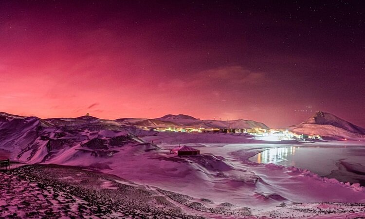 در قطب جنوب آسمان فعلا این رنگی است | تصاویری شگفت‌انگیز به لطف یک آتشفشان