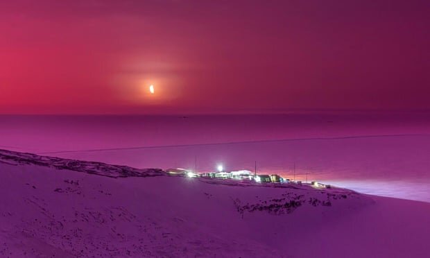 در قطب جنوب آسمان فعلا این رنگی است | تصاویری شگفت‌انگیز به لطف یک آتشفشان