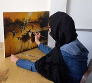 مشتری‌ها برای تابلوهای نقاشی این کودک کار صف می‌کشند | نقاشی‌های خاص این دختر در کانادا خریدار دارد + عکس