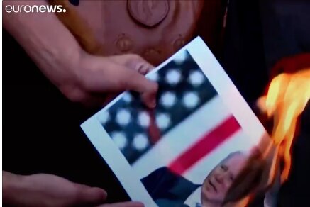 فلسطینیان، عکس بایدن را آتش زدند