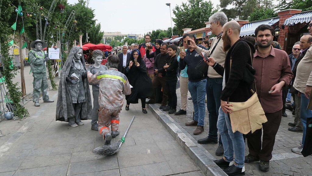 این مردان صامت در شهر چه می گویند؟! + عکس