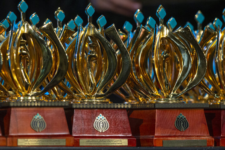 تصاویر | طاووس زرین یازدهمین جشنواره مد و لباس فجر در دست برگزیدگان