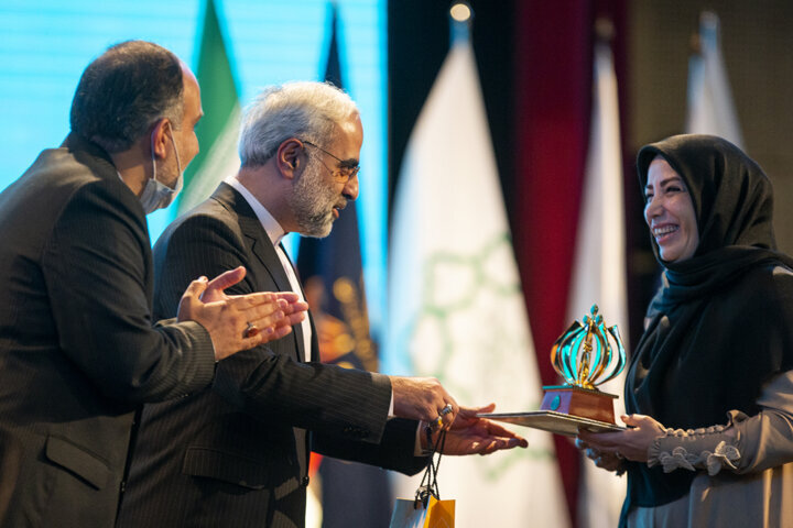 تصاویر | طاووس زرین یازدهمین جشنواره مد و لباس فجر در دست برگزیدگان