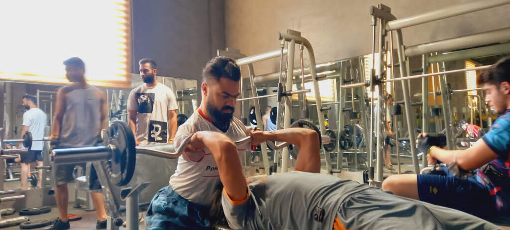 این معلول با دستان کوتاه وزنه ۱۳۰ کیلویی میزند + عکس