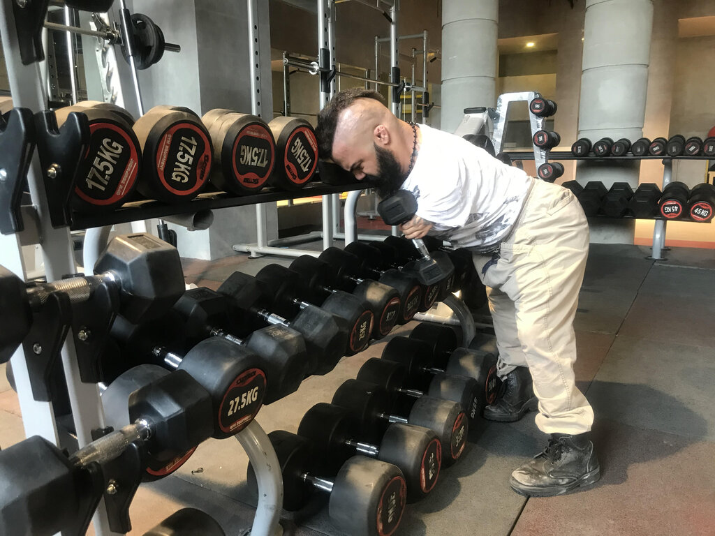 این معلول با دستان کوتاه وزنه ۱۳۰ کیلویی میزند + عکس