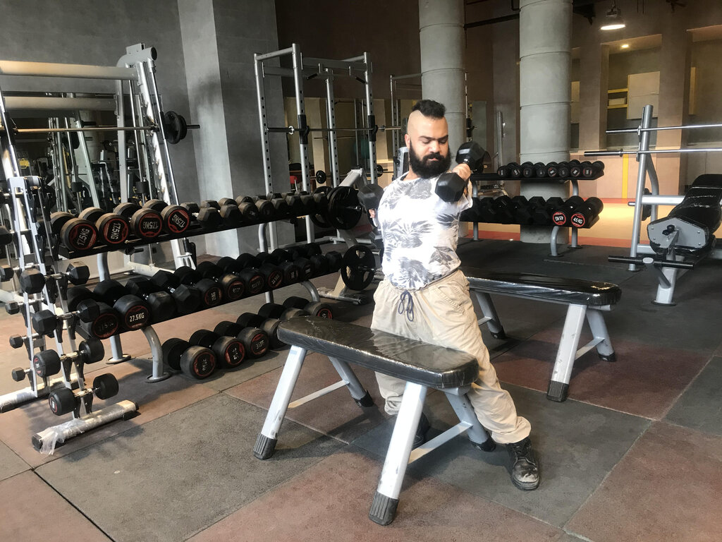 این معلول با دستان کوتاه وزنه ۱۳۰ کیلویی میزند + عکس