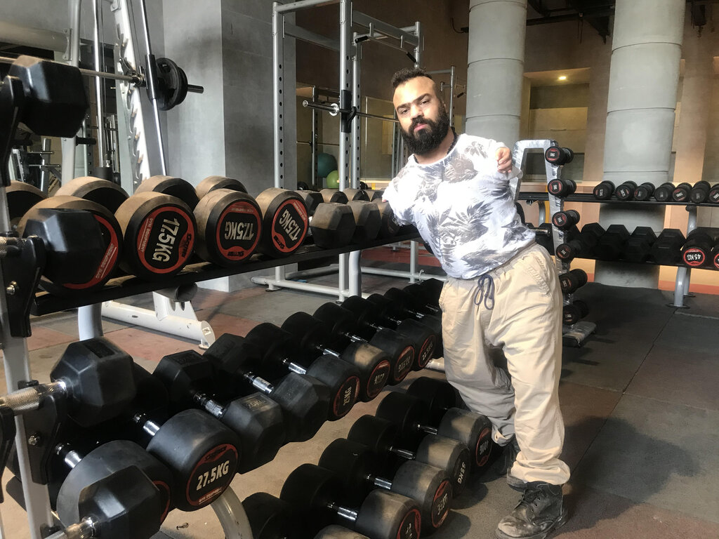 این معلول با دستان کوتاه وزنه ۱۳۰ کیلویی میزند + عکس