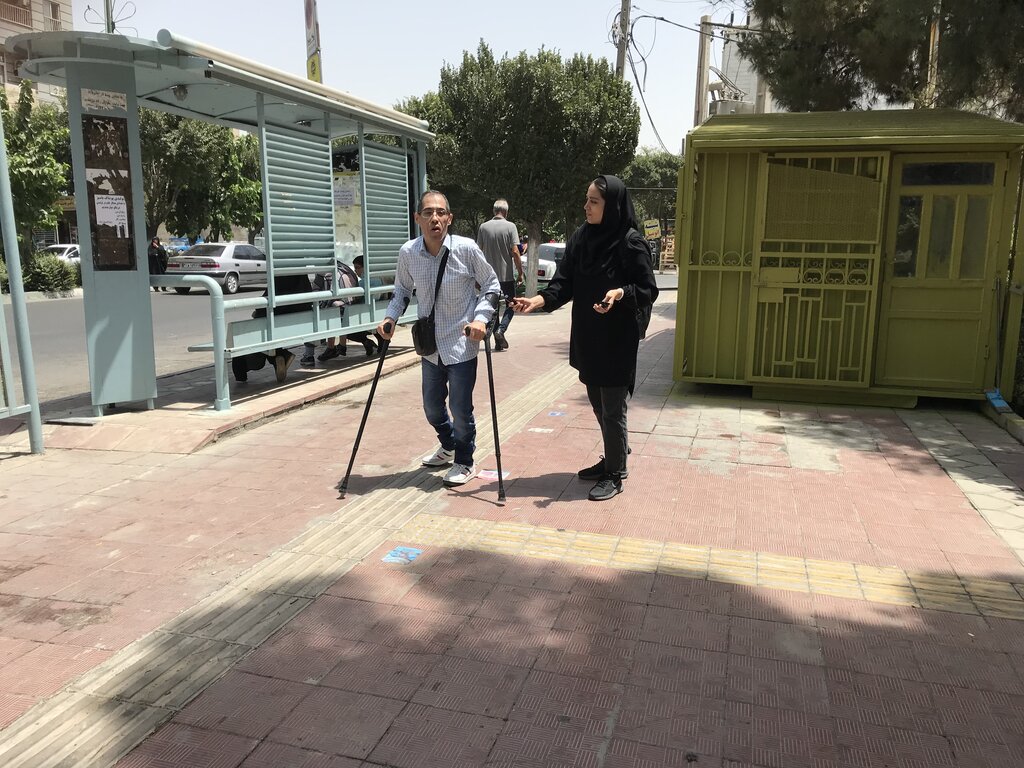 دو ساعت پیادهروی با یک توانیاب در معابر شهر | معلولان در منطقه ممتاز تهران چه میکنند؟ | عصابهدست در حسرت پلهای مسروقه