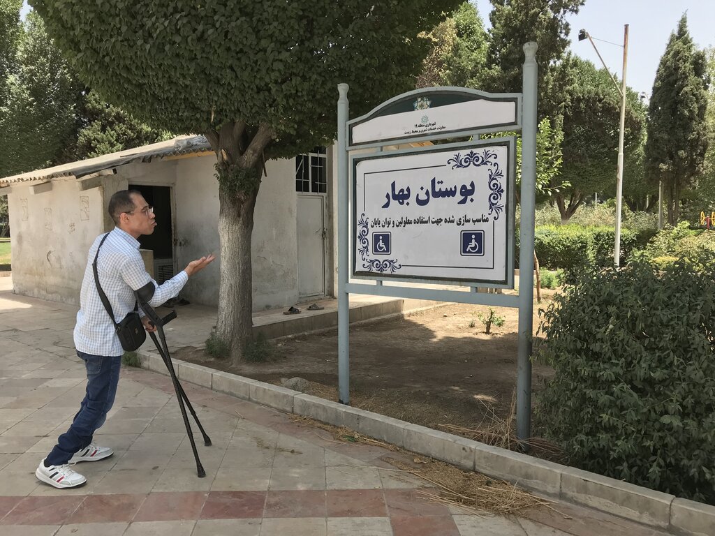 دو ساعت پیاده‌روی با یک توانیاب در معابر شهر | معلولان در منطقه ممتاز تهران چه می‌کنند؟ | عصابه‌دست در حسرت پل‌های مسروقه
