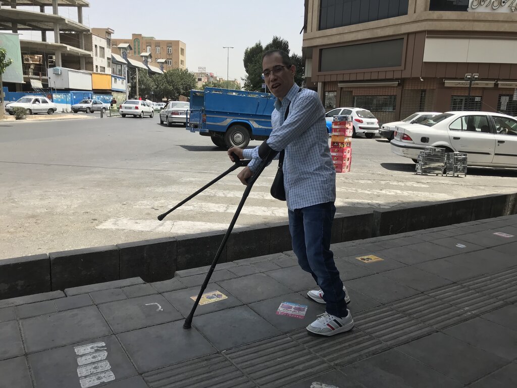 دو ساعت پیاده‌روی با یک توانیاب در معابر شهر | معلولان در منطقه ممتاز تهران چه می‌کنند؟ | عصابه‌دست در حسرت پل‌های مسروقه