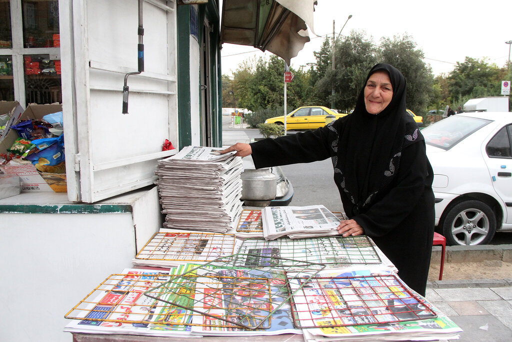 دکه روزنامهفروشی ۴۰ ساله جنوب شهر | صندوق خیریه خاله ستاره برای در راه ماندگان