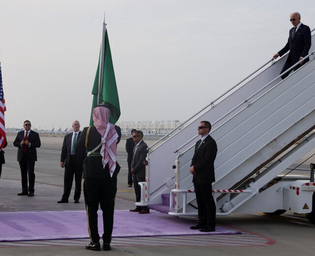 تصاویر مقایسه استقبال فرودگاهی بایدن و ترامپ در عربستان | برای بایدن حتی عکاسهای رسمی هم حضور نداشتند | چه کسی به استقبال ترامپ رفته بود؟