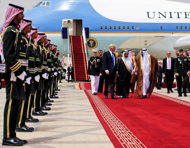 تصاویر مقایسه استقبال فرودگاهی بایدن و ترامپ در عربستان | برای بایدن حتی عکاس‌های رسمی هم حضور نداشتند | چه کسی به استقبال ترامپ رفته بود؟