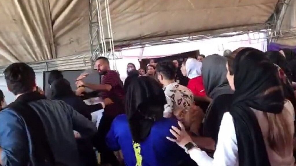 اعتراف شهربانو منصوریان بعد از درگیری خبرساز؛ بله،۳ نفری زدیمش | به زور وارد چادر دختران شد با لگد پرتش کردم بیرون!