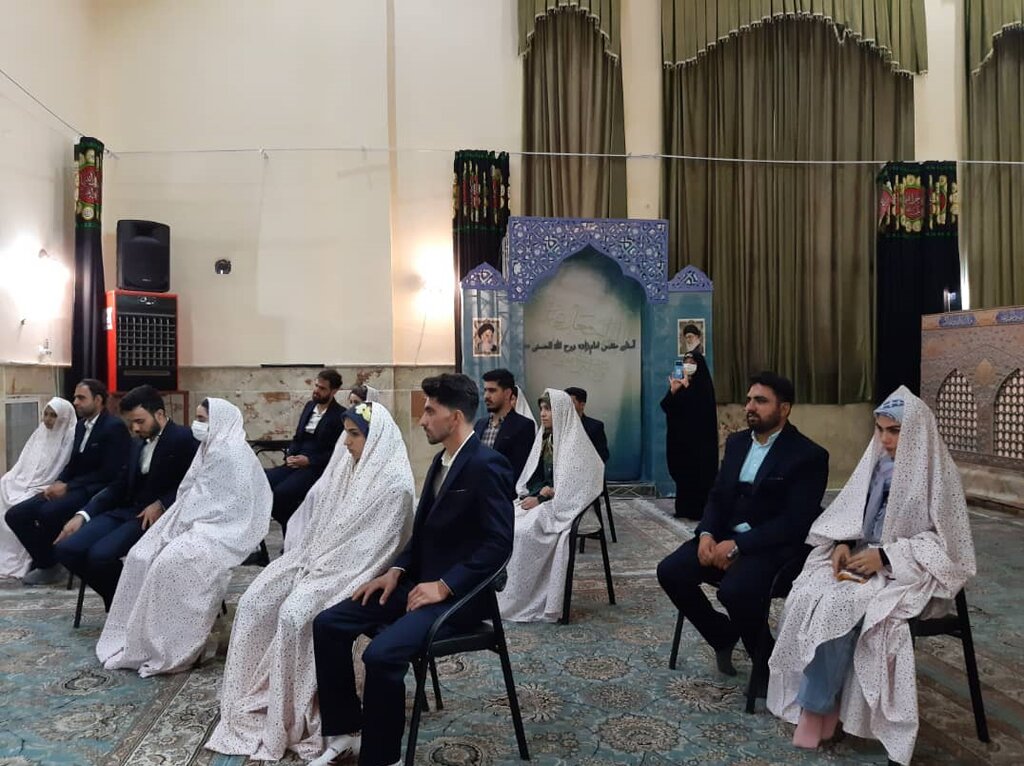 تصاویر جشن عروسی ۷ زوج جوان در یک امامزاده