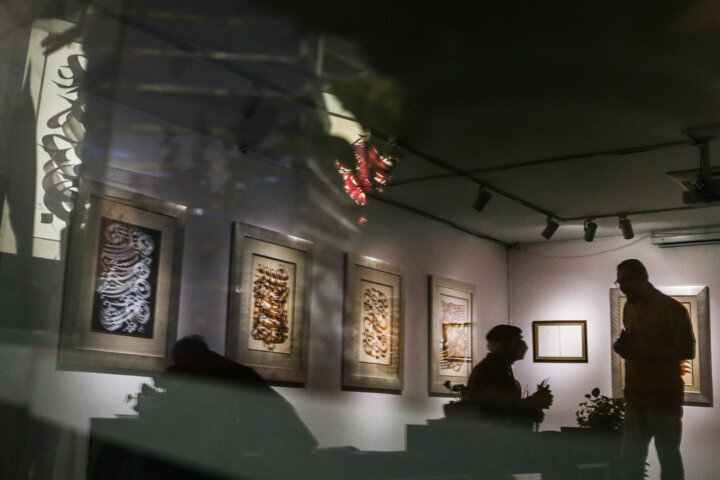 جعل و فروش اثر هنمند معاصر در یکی از گالری‌های تهران | بیشتر آثار من عرفانی و معنوی است و با وضو نوشته شده است