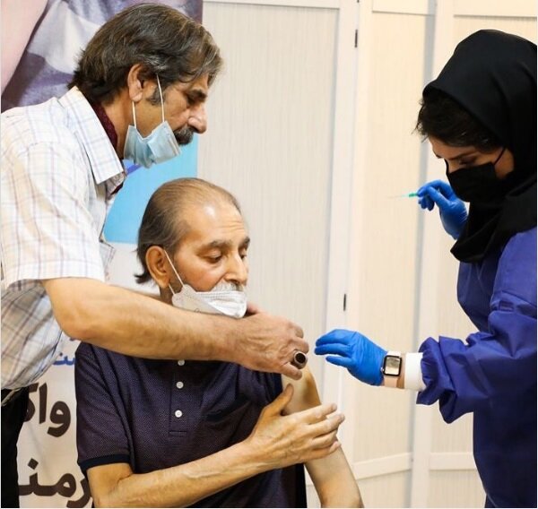 عکسی غم انگیز و صمیمی از واکسن زدن ۲ بازیگری که به در اثر کرونا درگذشتند