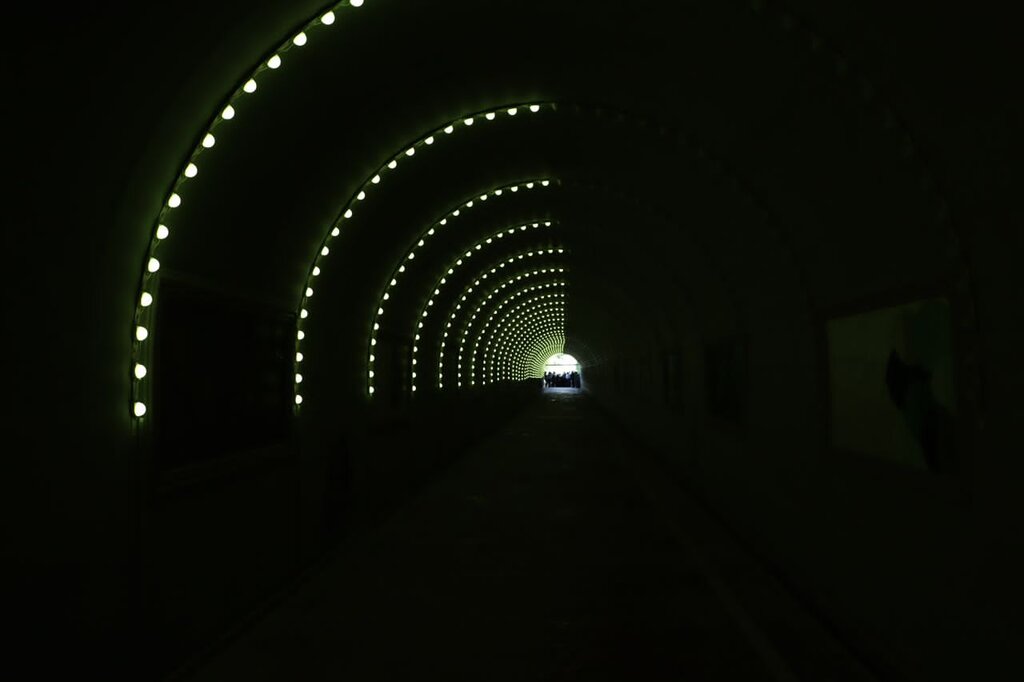 بزرگترین تونل نوری تهران را ببینید | عکاسی جذاب در فضای پر از رنگ و نور