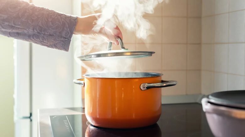 ۴ اشتباهی که هنگام بخارپز کردن غذاها نباید انجام داد