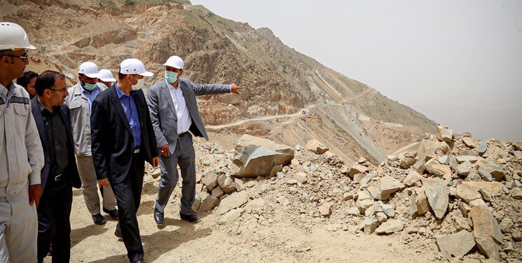 ببینید؛ دزدی طلا با قاطر و موتورسیکلت در روز روشن! | پشت پرده قاچاق سنگ طلا چه کسانی هستند؟ | پای دولت های قبل در میان است؟ | تشکیل صدها پرونده قضایی