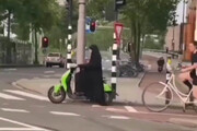 تصاویر پربازدید موتورسواری یک خانم چادری در یک کشور غربی