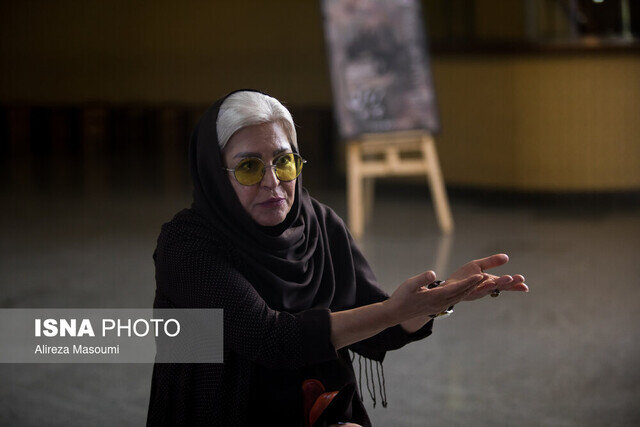 اکرم محمدی: کرونا از ما انسان های بهتری نساخت | کارگردان پروین را مجبور کردند مدام کارش را کوتاه تر کند