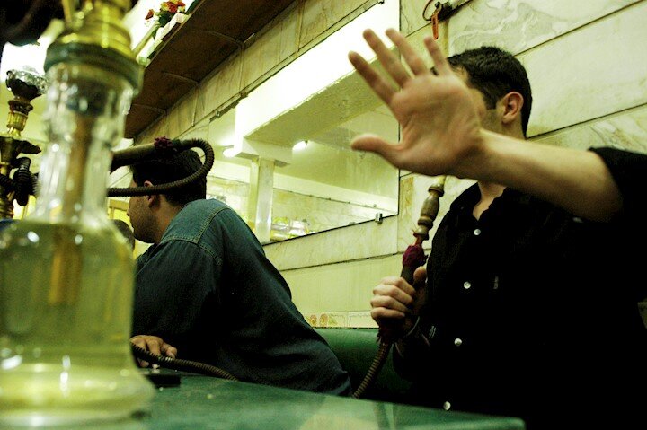 کلکسیونی از خلاف در قهوهخانهها | قل قل قلیان با مخلوط شیشه و تنباکو | اینجا دیگر جایی برای پیرمردها نیست!