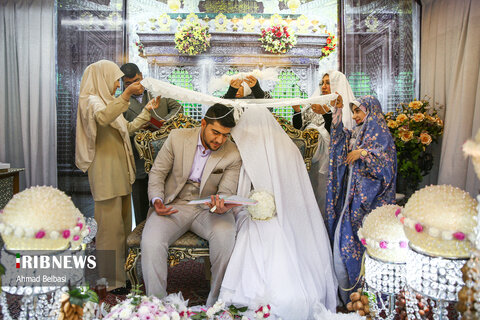 مراسم عقد زوج‌های جوان در حرم عبدالعظیم الحسنی (ع) شهر ری