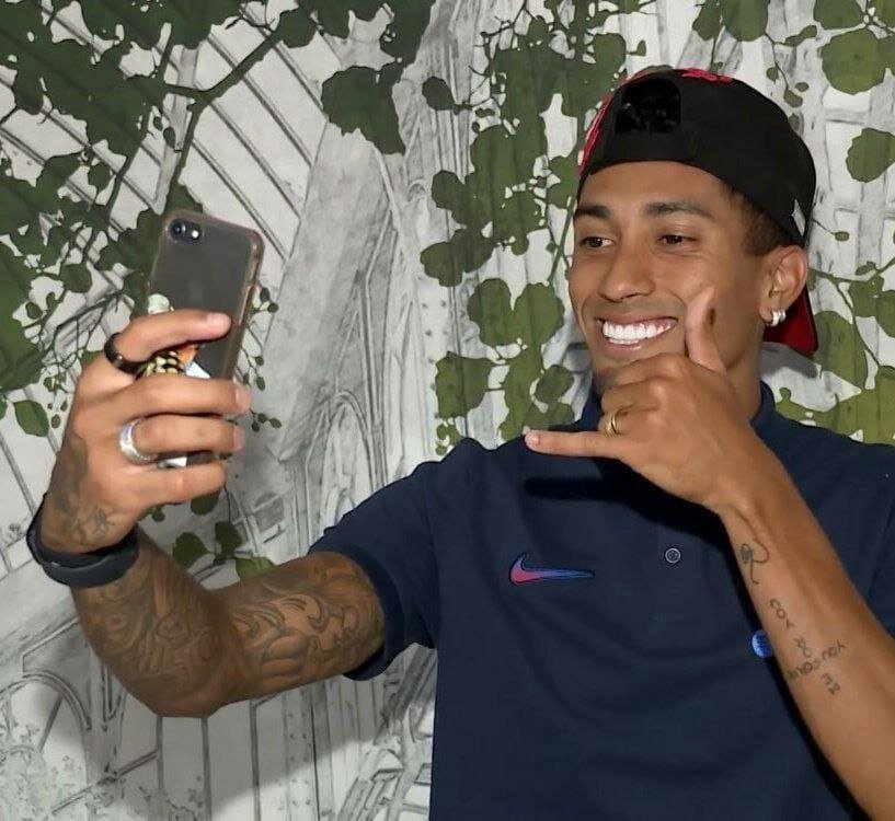 تصاویر | سلفی ستاره فوتبال دردسرساز شد | جنجال بزرگ بر سر عکس پشت موبایل!