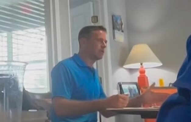 عکس | بازیگر مشهور بعد از رسوایی مجبور شد در هتل کار کند | پیامکهایی که زندگی این چهره را خراب کرد