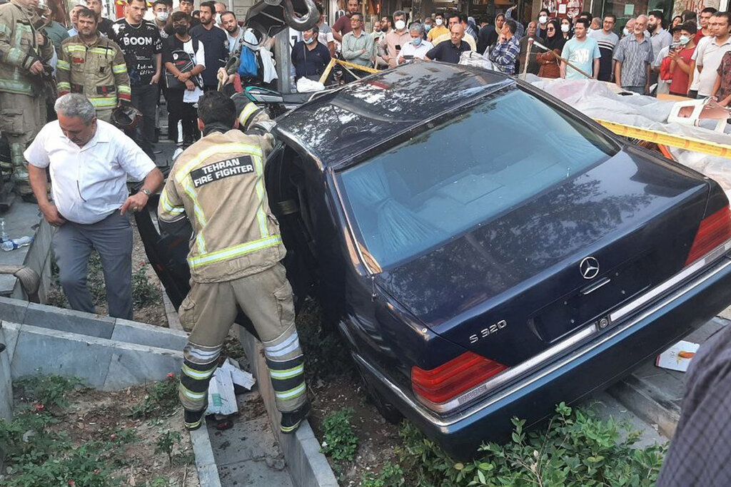 تصاویر تصادف بنز تشریفات وزارت خارجه در خیابان ولیعصر | دو نفر مصدوم شدند