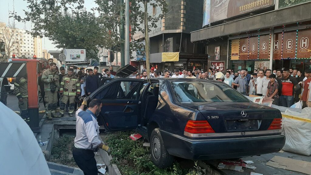 تصاویر تصادف بنز تشریفات وزارت خارجه در خیابان ولیعصر | دو نفر مصدوم شدند