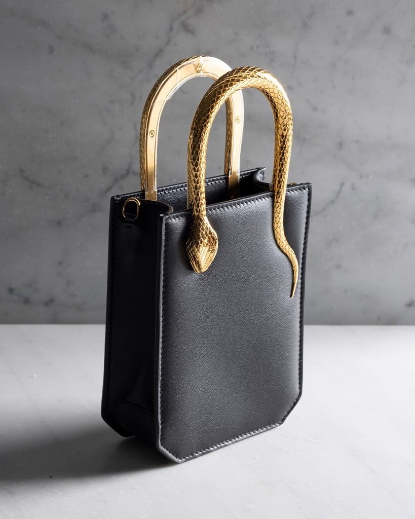 تصاویر کیف ۷۵ میلیون تومانی با دسته طلایی! | نحوه ساخت جدیدترین محصول لاکچری بولگاری را ببینید