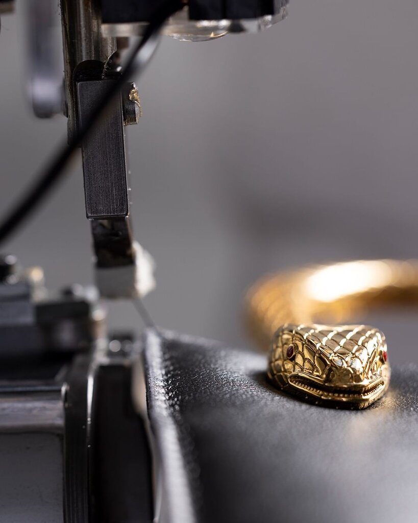 تصاویر کیف ۷۵ میلیون تومانی با دسته طلایی! | نحوه ساخت جدیدترین محصول لاکچری بولگاری را ببینید