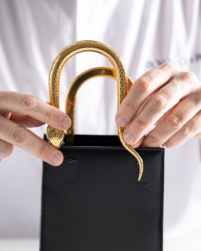 تصاویر کیف ۷۵ میلیون تومانی با دسته طلایی! | نحوه ساخت جدیدترین محصول لاکچری بولگاری را ببینید